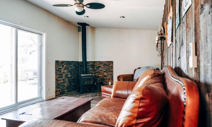 Saint-Hippolyte Ski Chalet | Historic Log Cabin