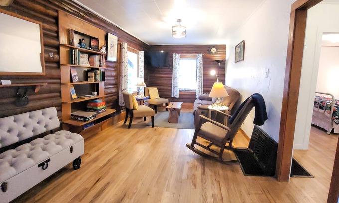 Cody Cabin | Historic log cabin in walking distance of downtown