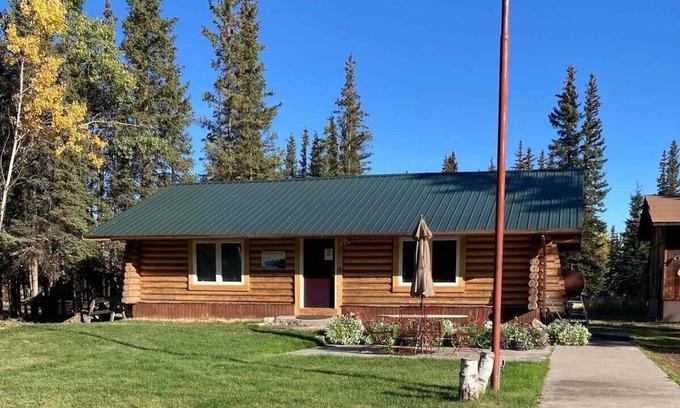Tok House | Historic log home near the center of town. Close proximity to all services.