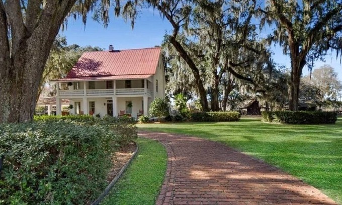 Brunswick House | Historic Manor Nestled Among the Live Oaks