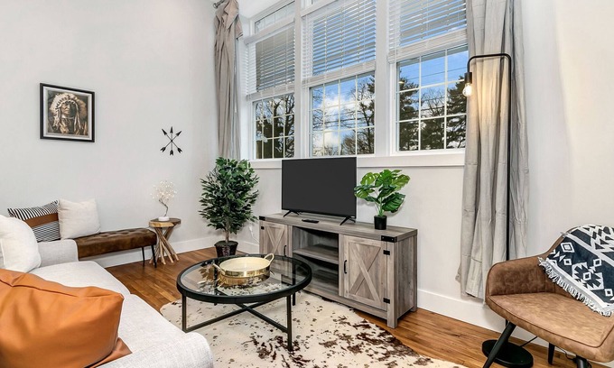 Mars Hill Apartment | HISTORIC MODERN MIX/CUTE MAIN ST/22MIN ASHEVILLE