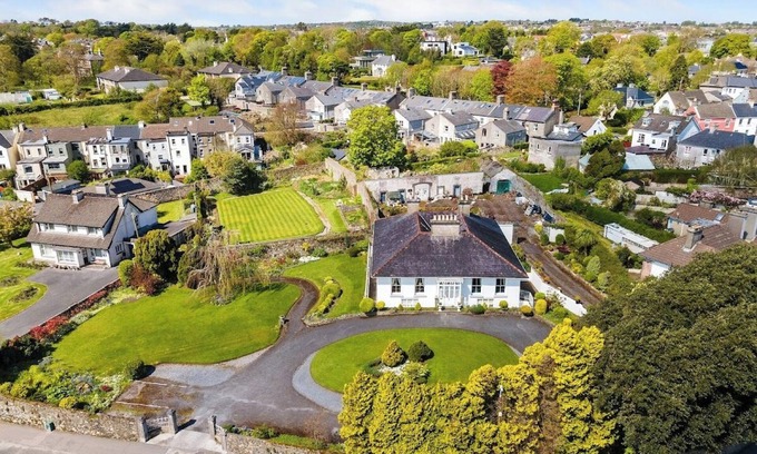 Claddagh House | Historic Nile Lodge House, 6 Nile Lodge, Galway City , 5 bedrooms, sleeps 10