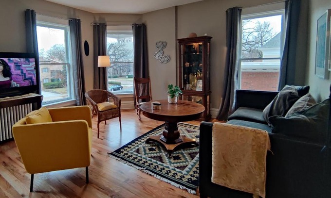 Oak Park Apartment | Historic Oak Park Home for 6/Hemingway District