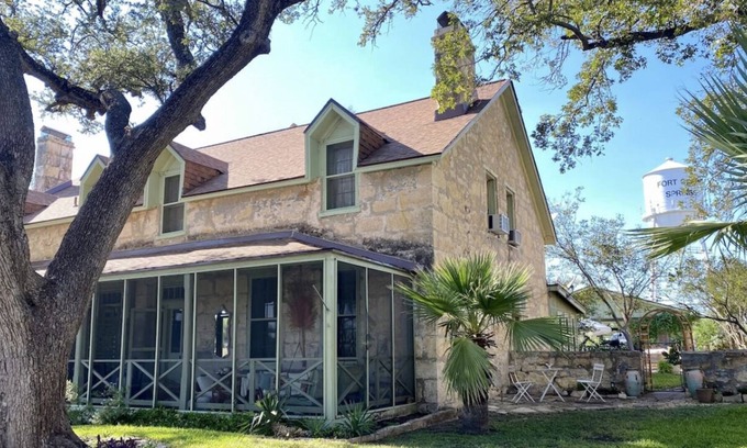 Brackettville House | Historic Officers Quarters in Fort Clark Springs