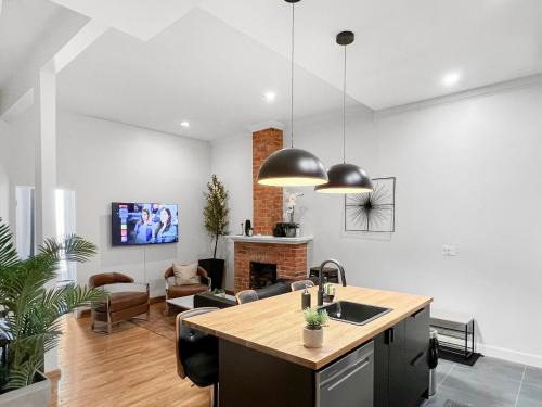 Cabbagetown South Apartment | Historic Old Victorian with Deck and Parking