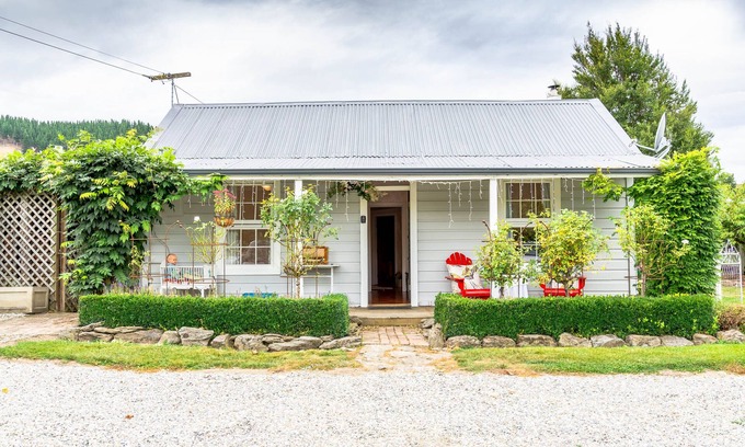 Clyde House | Historic Plum Tree Cottage - unlimited wifi, Rail trail perfect