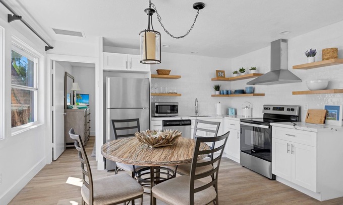 Captiva Cottage | Historic PO Cottage Garden Suite Steps to Beach - Casual Lux Décor - Jensen's "On the Gulf" 6