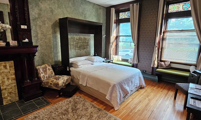 Albany Apartment | Historic Queen 1800's Studio Across From Washington Park!