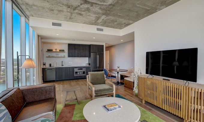 Rainey Street Historic District Condo | Historic Rainey Street condo w/balcony, rooftop pool, fitness center - dog ok