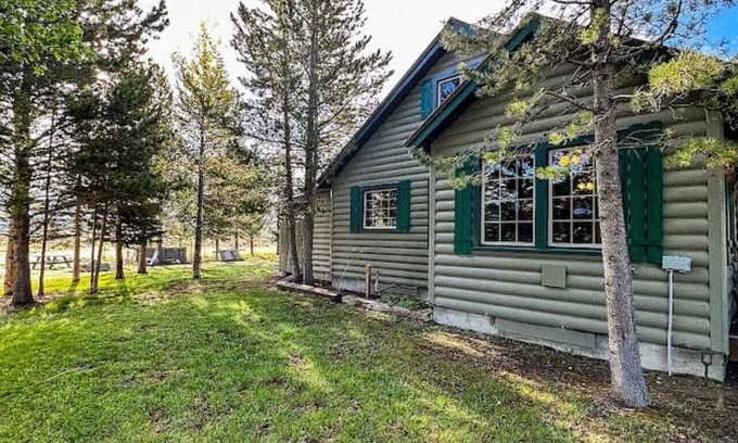 Island Park Cabin | Historic Ranger Station-20 min 2 YSNP-Walk 2 Lake