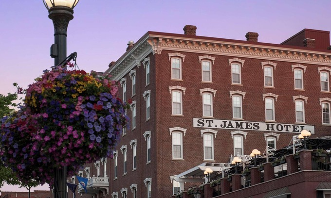 Red Wing House | Historic Red Wing Luxury Hotel-Spacious Deluxe room w/1 Queen bed-Bathrobes-Wifi