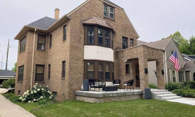 Wauwatosa Apartment | Historic Renovated 3Br in Wonderful Neighborhood