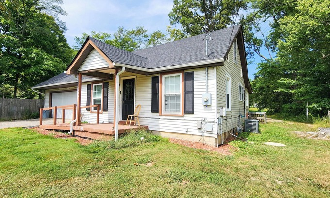 Charlestown House | Historic Retreat Charlestown Indiana 5 mins to State Park and Attractionsn
