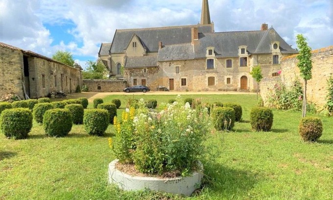 Saint-Georges-sur-Layon Bed & Breakfast | Historic Retreat in Loire-Anjou-Touraine Regional Park, Ideal for Couples