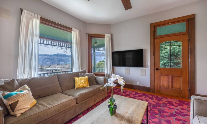 Hood River House | Historic Roe Parker- DT Hood River, 30+ rental! Views!