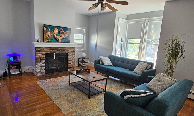 Salem Apartment | Historic Salem 1 Bedroom Apartment + Office & Walk to Downtown