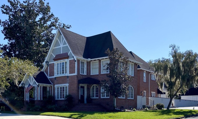 Historic District Apartment | Historic Second Floor 2 Bedroom Apartment Kemp Estate