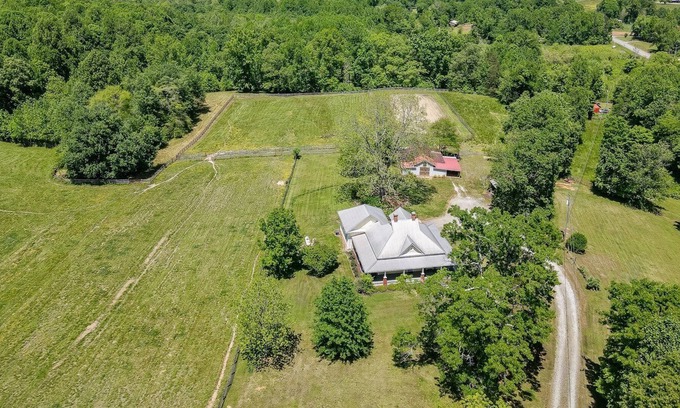 Cleveland House | Historic Shoal Creek Acres Farmhouse - Cedar Creek Rentals LLC