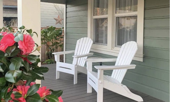 Silverton House | Historic Silverton Charmer - Cute, Near the Falls, Oregon Garden & Pet Friendly