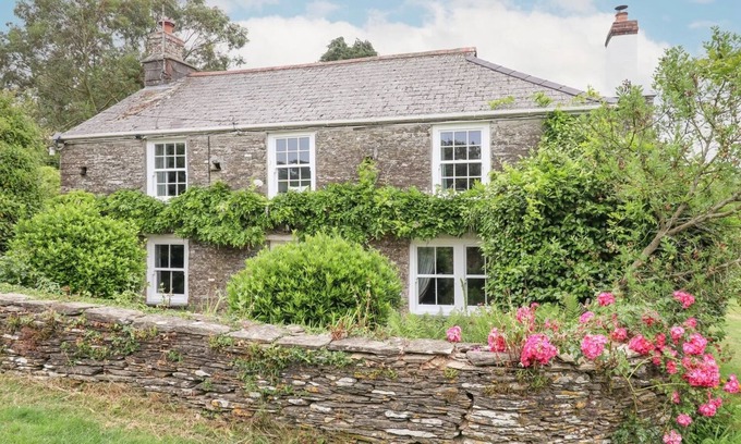 Pelynt House | Historic spacious Grade II Listed Georgian Farmhouse on the coast of Cornwall