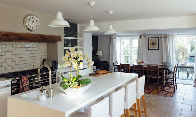 Malmesbury Cottage | Historic spacious village cottage - perfect getaway for friends and families!