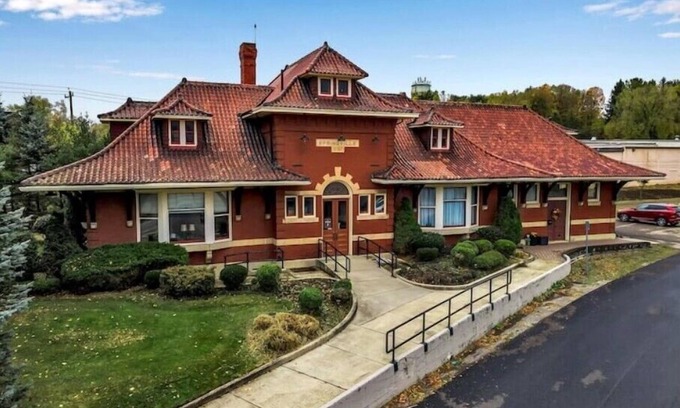 Springville Apartment | Historic Springville Train Station 2-Bedroom Hotel Apartment With Private Patio