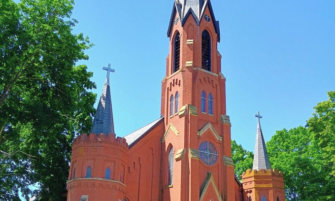Fort Madison House | Historic St Joseph Catholic Church 2.5 blocks from Mississippi River