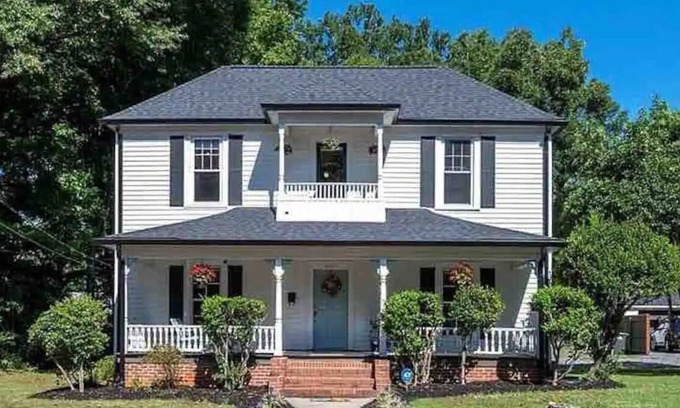 Statesville House | Historic Statesville:Walk to downtown. September discount! Pet-Friendly.