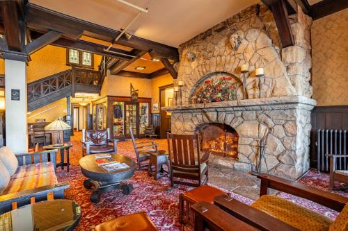 Brownfield Hotel | Historic Summit Inn