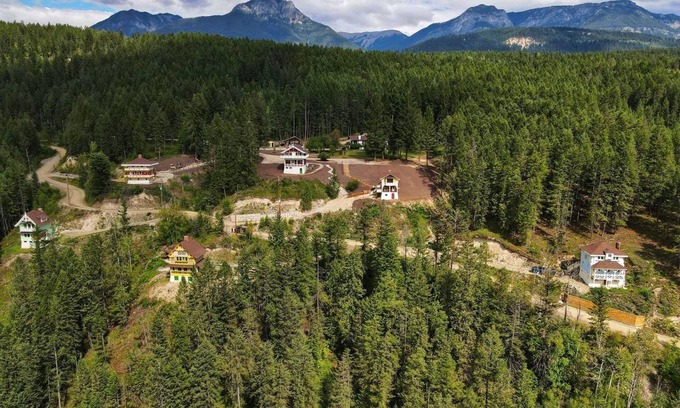 Golden Ski Chalet | Historic Swiss-Style Chalet | Prime Location