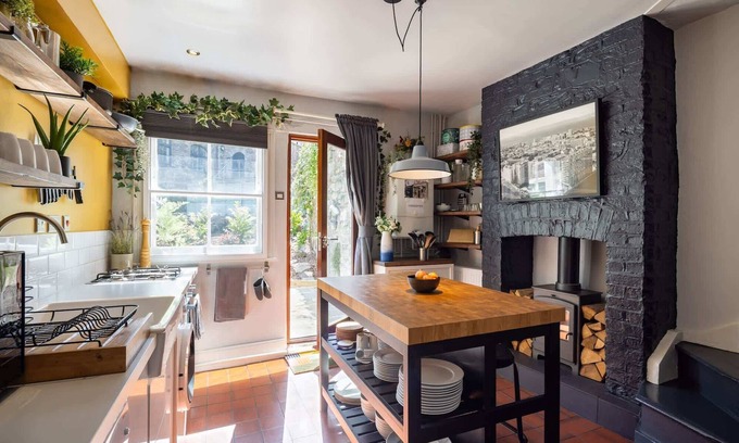 Bristol Floating Harbour House | Historic Townhouse & Garden on Christmas Steps
