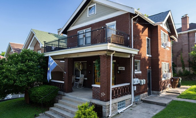 Latonia House | Historic Townhouse in Wallace Woods - 1st Floor Unit, Quiet, Safe, Easy Parking