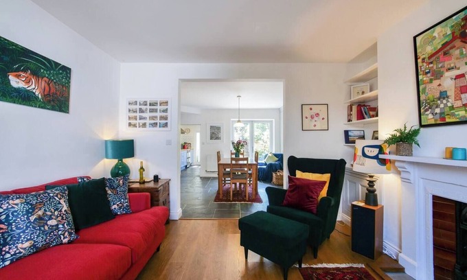 Totnes House | Historic Townhouse with Garden & Parking