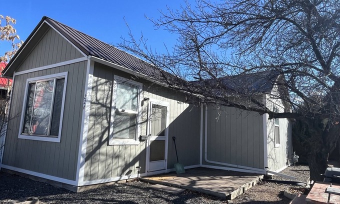Montrose House | Historic Townsend Park bungalow minutes from Black Canyon National Park