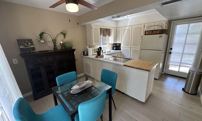 Alhambra Cottage | Historic Tudor Cottage Retreat – Private, Pet Friendly, North Phoenix