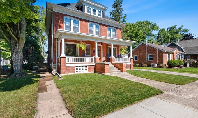 De Pere Apartment | Historic two bedroom 2nd floor unit in a quiet De Pere neighborhood
