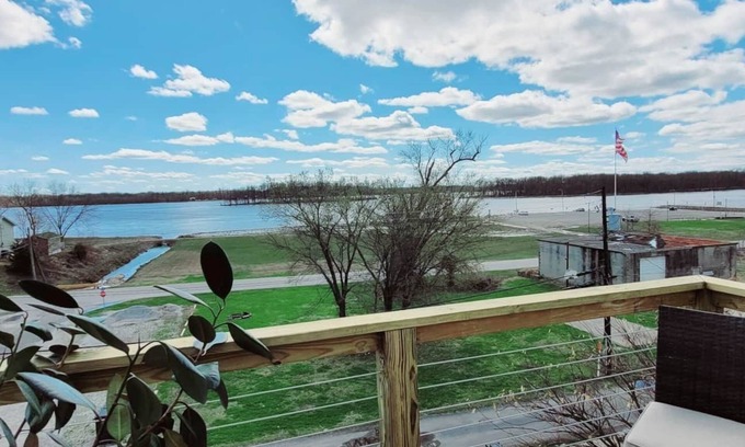 Grafton House | Historic Updated in the Heart of Grafton, IL - Sleeps 16!