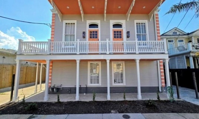 East Riverside Condo | Historic Uptown 2-bedroom condo New Orleans Mardi Gras