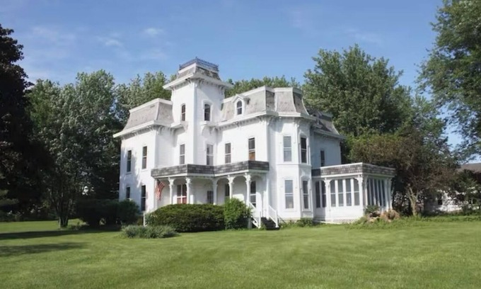Sennett House | Historic Victorian farmhouse house on 10 acres in the FLX.