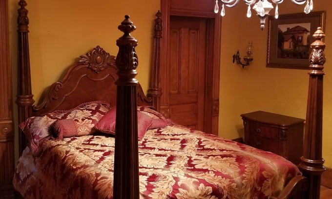 Sioux Falls Bed & Breakfast | Historic Victorian Inn Gold Suite