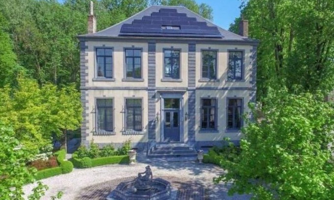 Montignies-sur-Roc Villa | Historic villa with modern comforts, ideal for families and groups with children.
