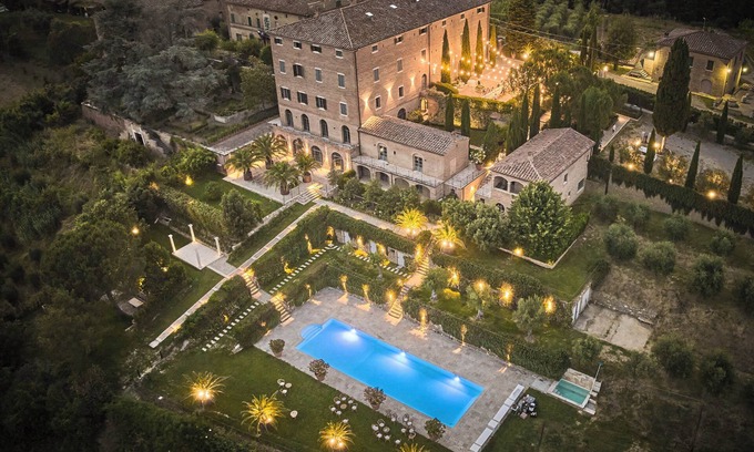 Bollano Villa | Historic Villa Ferrano has modern amenities, ideal for medium-sized events.