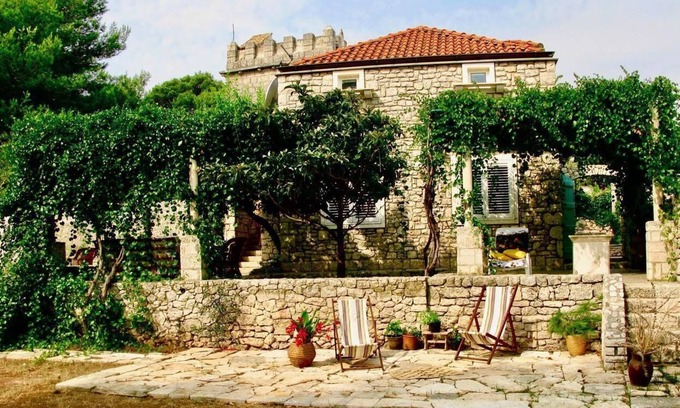 Lumbarda Villa | Historic Villa With Large Gardens Near the Beach