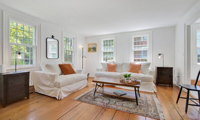 South Woodstock House | Historic, Walk to Town | South Woodstock Cottage