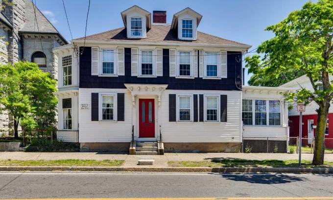 Warren Apartment | Historic Warren Vacation Rental Walk to Beaches!