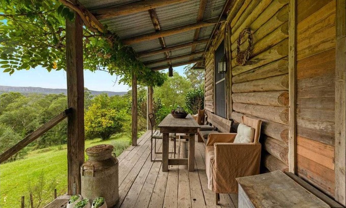 Barrengarry Cabin | Historical 150 year old Timber Cabin at Kangaroo Valley