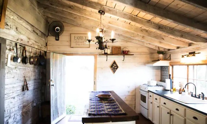 Tyro Cabin | Historical 1850's Cosmic Cabin