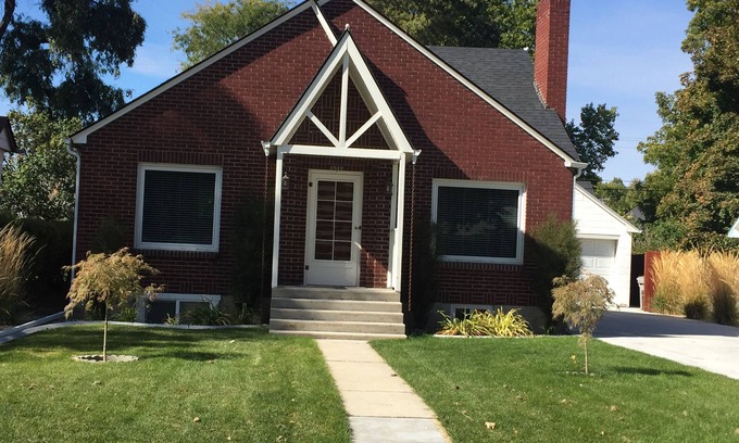 Caldwell House | HIstorical and Cozy Cottage
