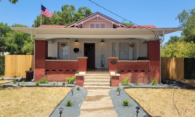Schertz House | Historical Bungalo in downtown Schertz in between San Antonio & New Braunfels.