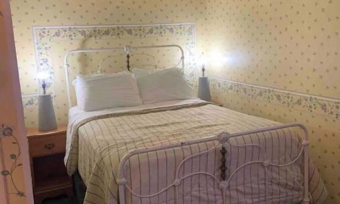 Niagara-on-the-Lake Apartment | Historical King George Inn 7